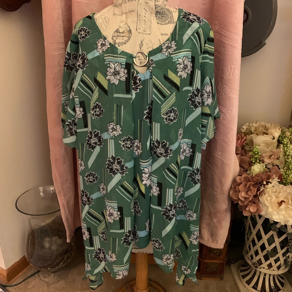 Avenue Blouse flyaway, twofer style with silver ring detail. 22/24. Never worn